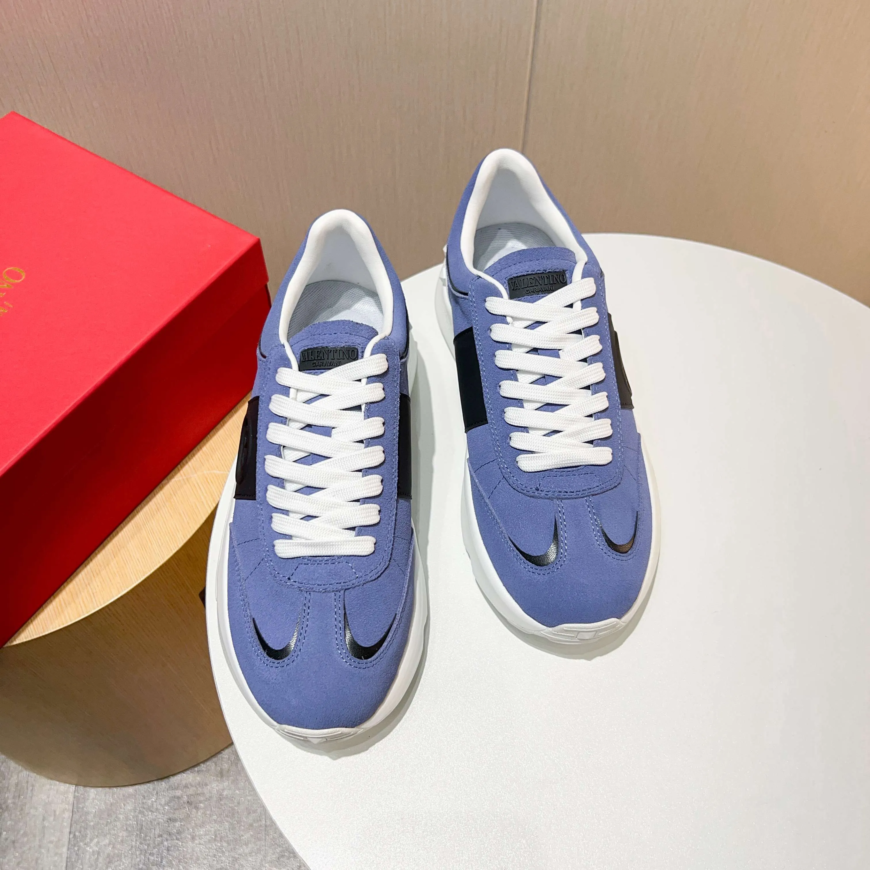 Ex-factory price: 520💰𝙑𝙖𝙡𝙚𝙣𝙩𝙞𝙣𝙤/Valentino𝙑𝙏 The latest official website main model in early autumn Classic continuation💯Making goods all year round🎁Wannian classic series sports and casual shoes💥, a must-have trendy item all year round🏆Many stars and Internet celebrities have performed it🔥 The original version is developed one to one, perfect last shape, VT iconic logo, logo printing on tongue and upper, original full set of packaging, full oil edge on the upper, T men's men's shoes💰u ultra-light combination outsole Comfortable on the feet, not squeezing the feet, fabric/first layer of cowhide. Lining/cow lining💕 Standard size: 38-44 (45 can be ordered)
